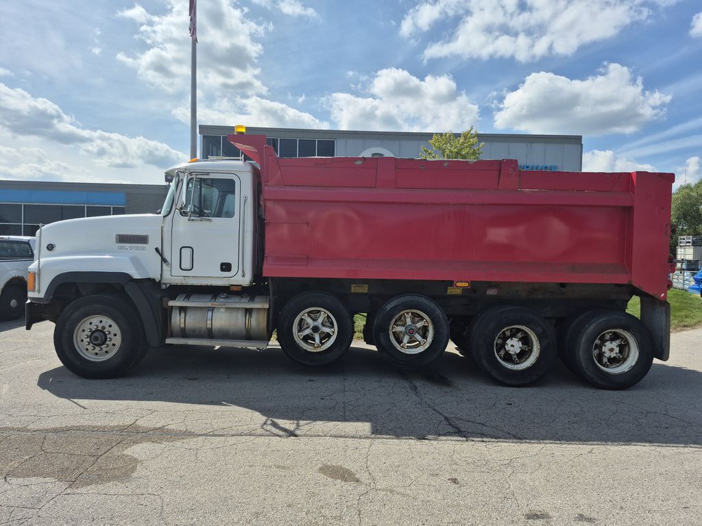 Slide images of 1995 MACK 700 