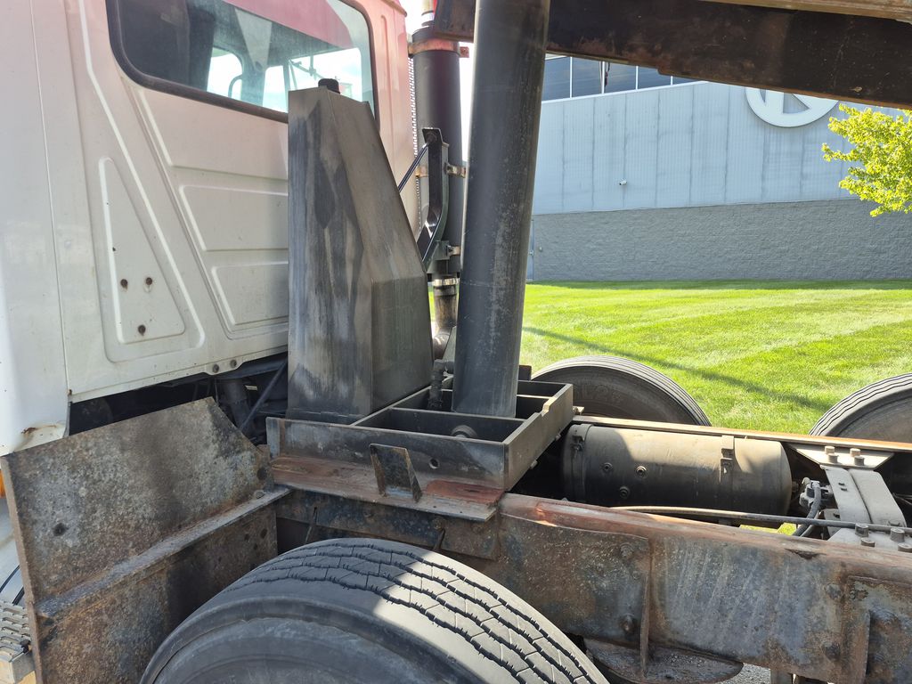 Slide images of 1995 MACK 700 