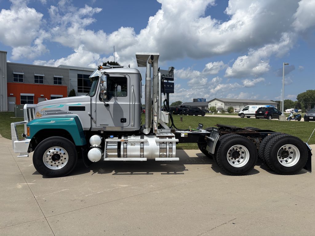Slide images of 2022 MACK PI64T