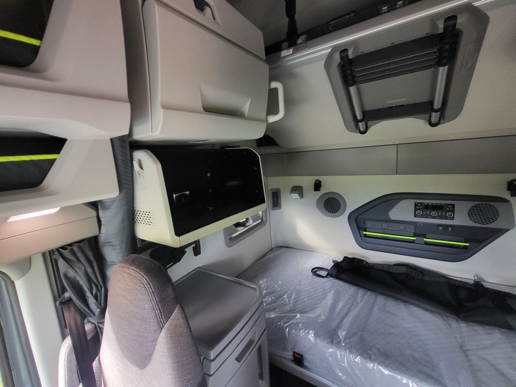 Slide images of 2027 VOLVO VNL64T860