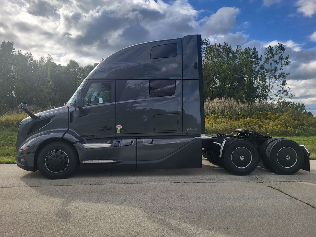 Slide images of 2027 VOLVO VNL64T860