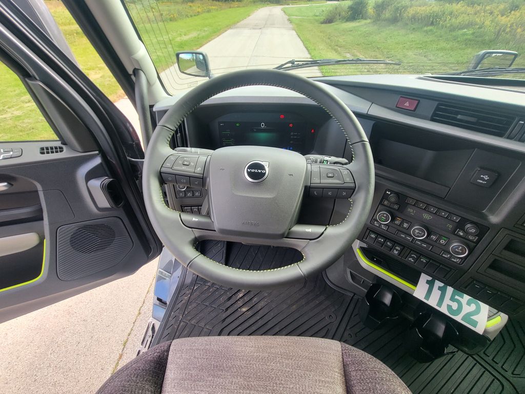 Slide images of 2027 VOLVO VNL64T860
