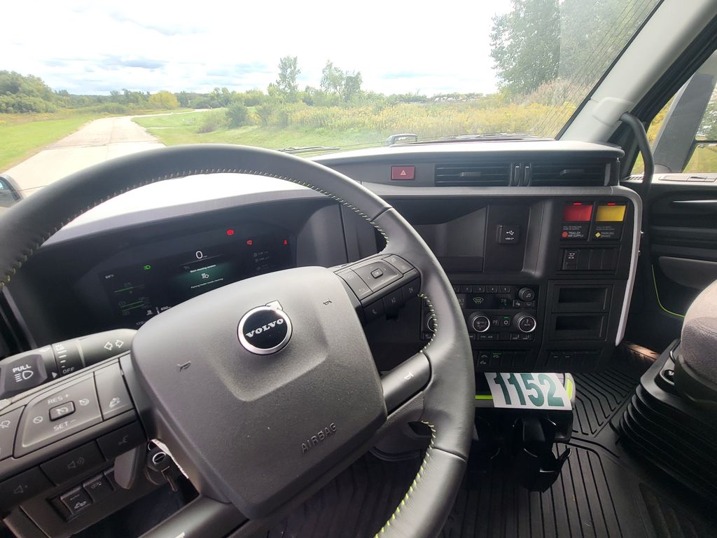 Slide images of 2027 VOLVO VNL64T860