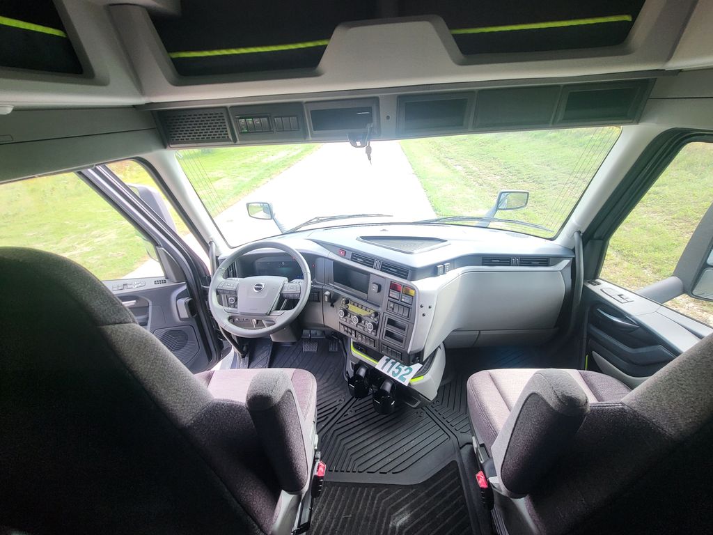 Slide images of 2027 VOLVO VNL64T860