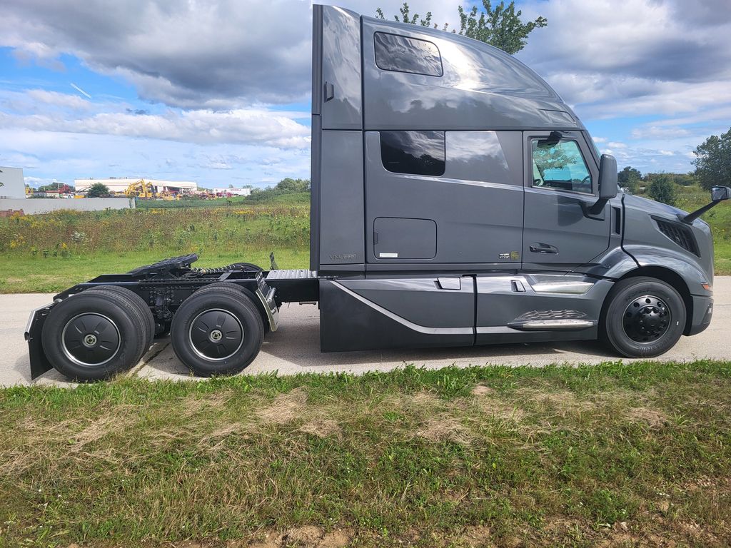 Slide images of 2027 VOLVO VNL64T860