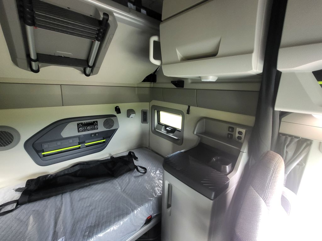 Slide images of 2027 VOLVO VNL64T860