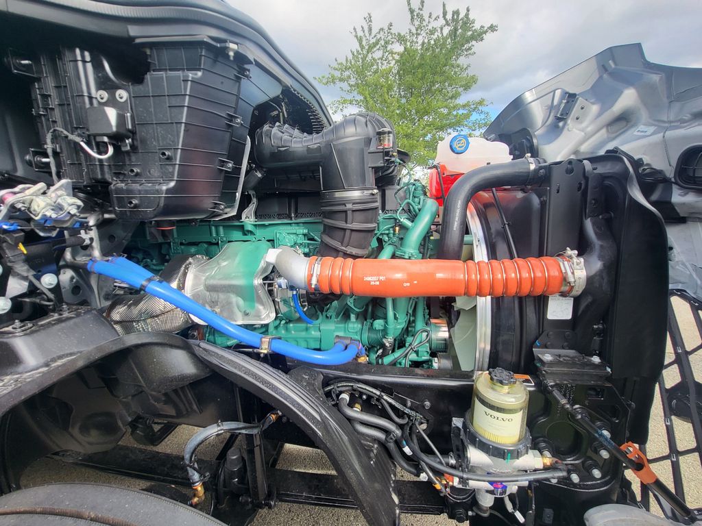 Slide images of 2027 VOLVO VNL64T860