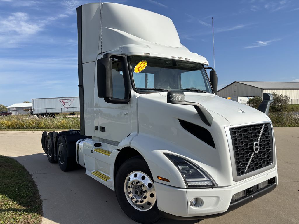 Slide images of 2023 VOLVO VNR64T300