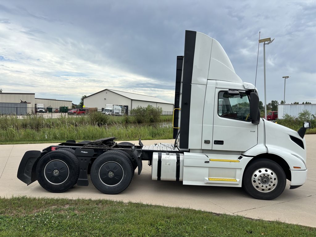 Slide images of 2023 VOLVO VNR64T300