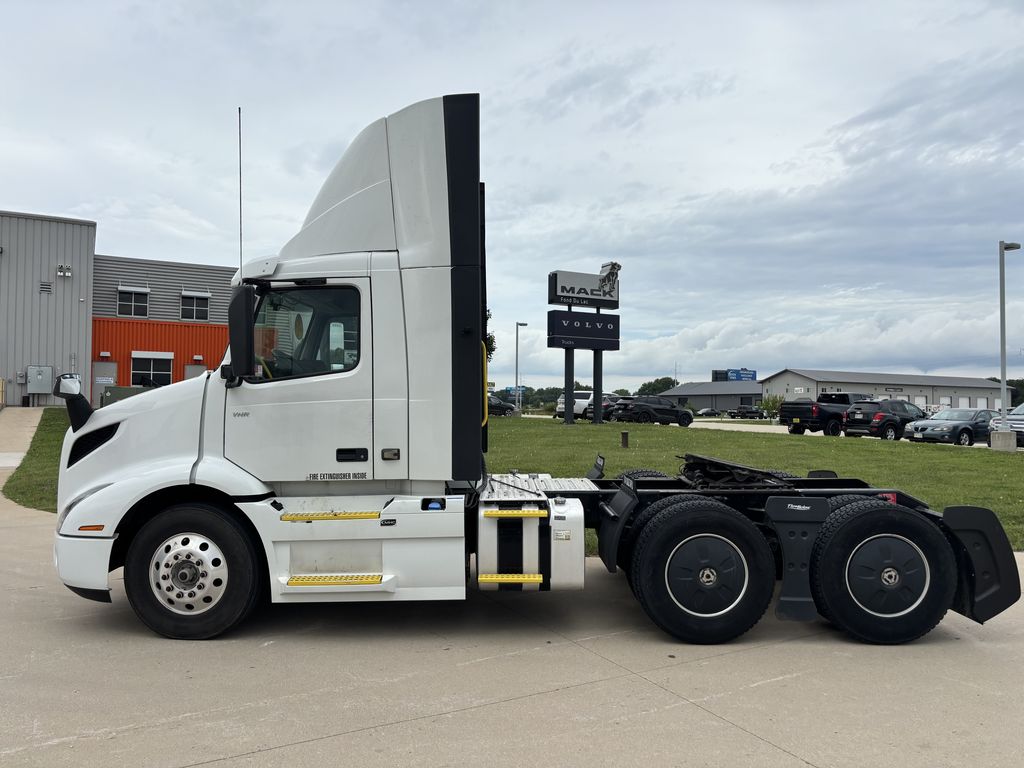 Slide images of 2023 VOLVO VNR64T300