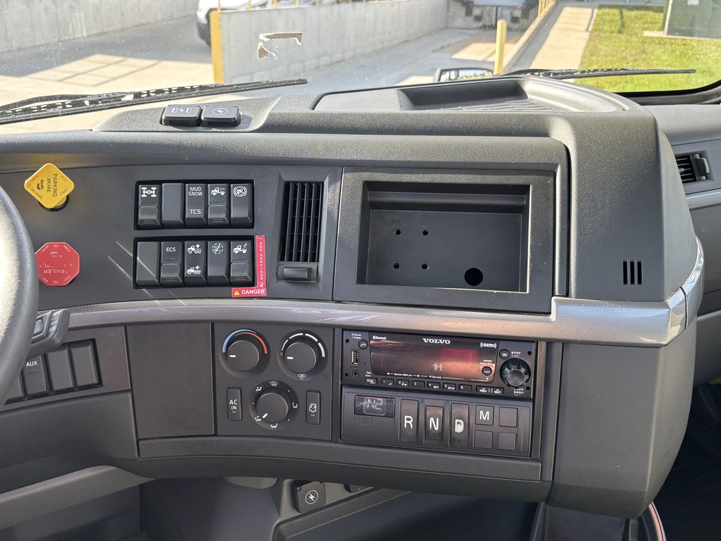 Slide images of 2023 VOLVO VNR64T300