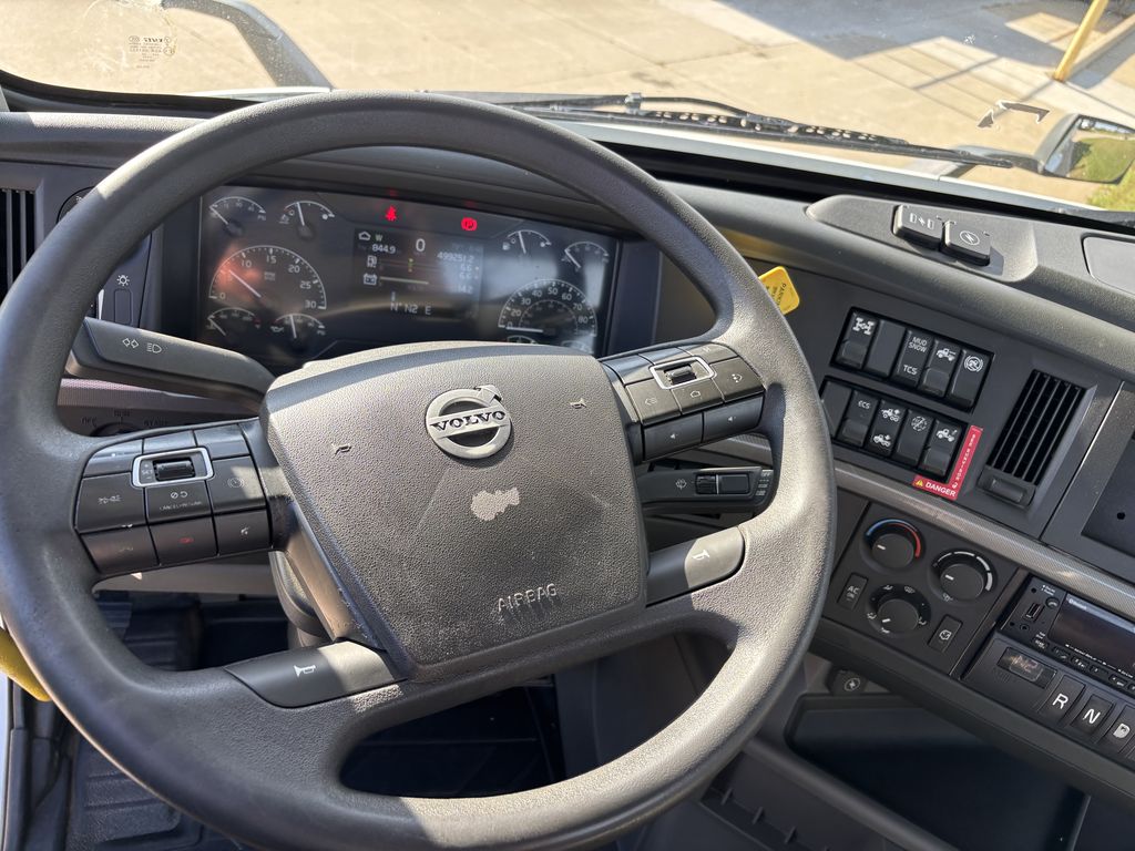 Slide images of 2023 VOLVO VNR64T300