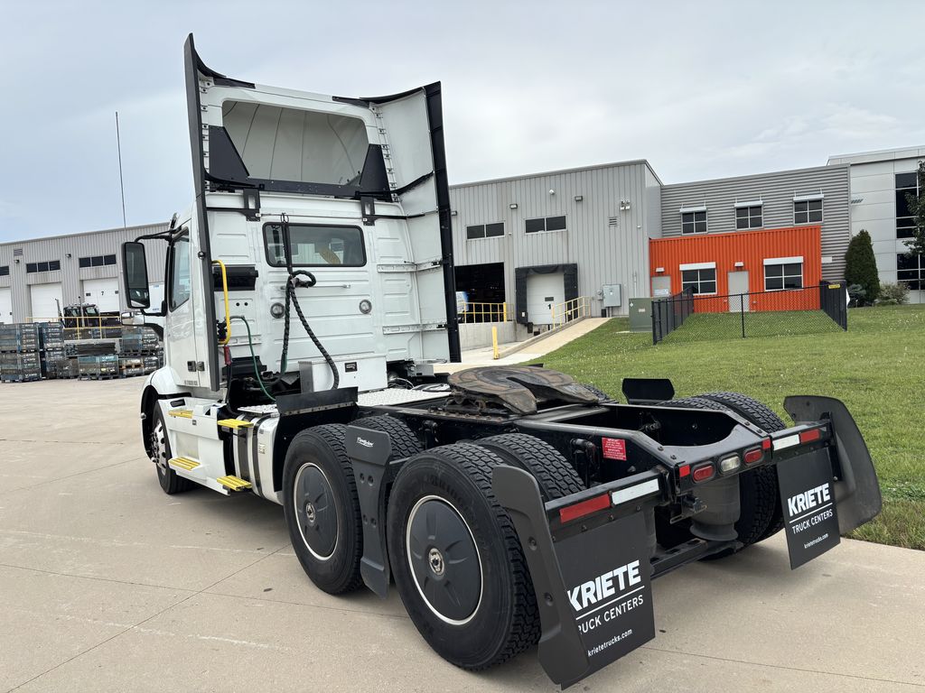 Slide images of 2023 VOLVO VNR64T300