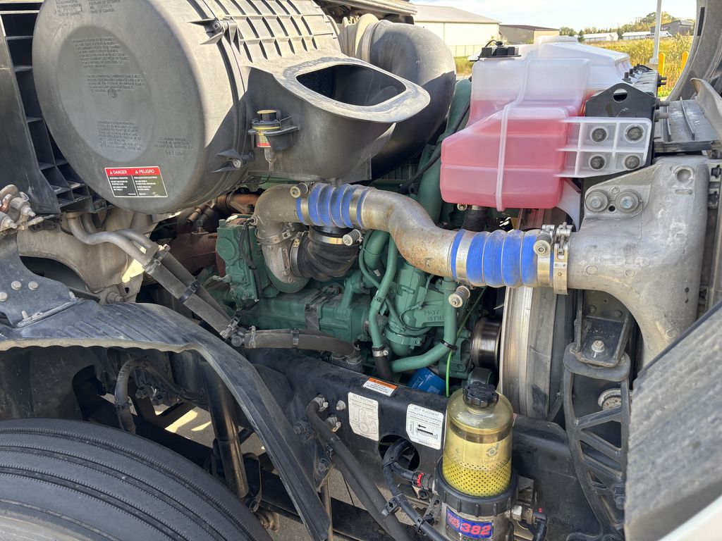 Slide images of 2023 VOLVO VNR64T300