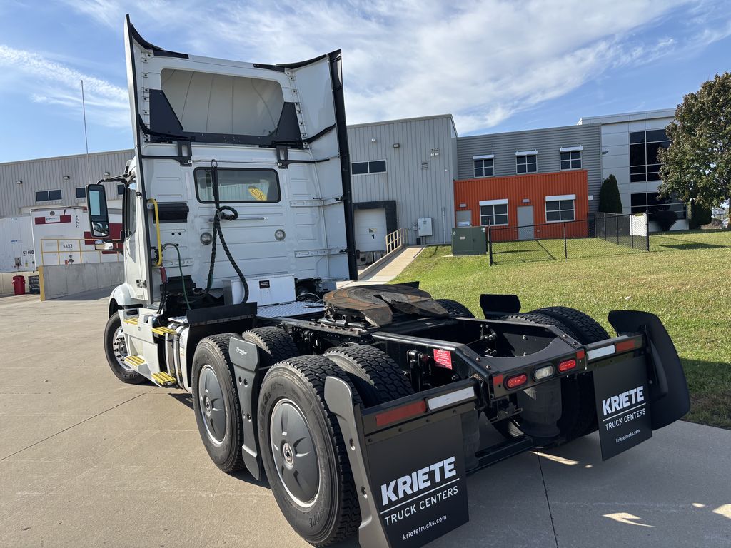 Slide images of 2023 VOLVO VNR64T300