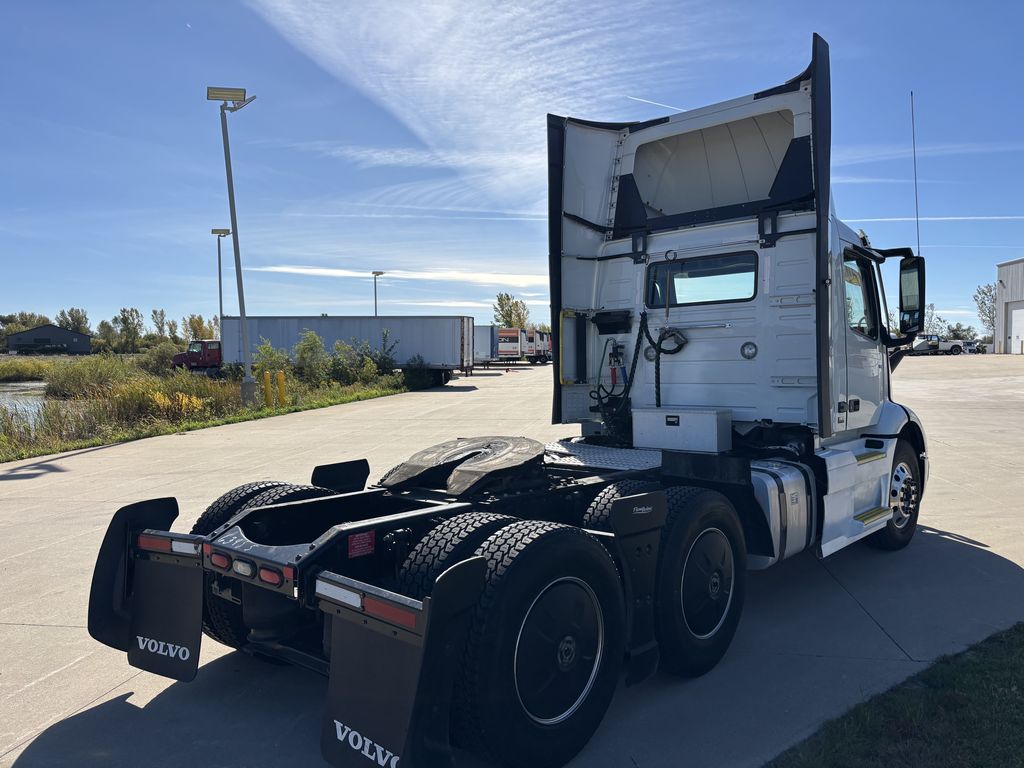 Slide images of 2023 VOLVO VNR64T300