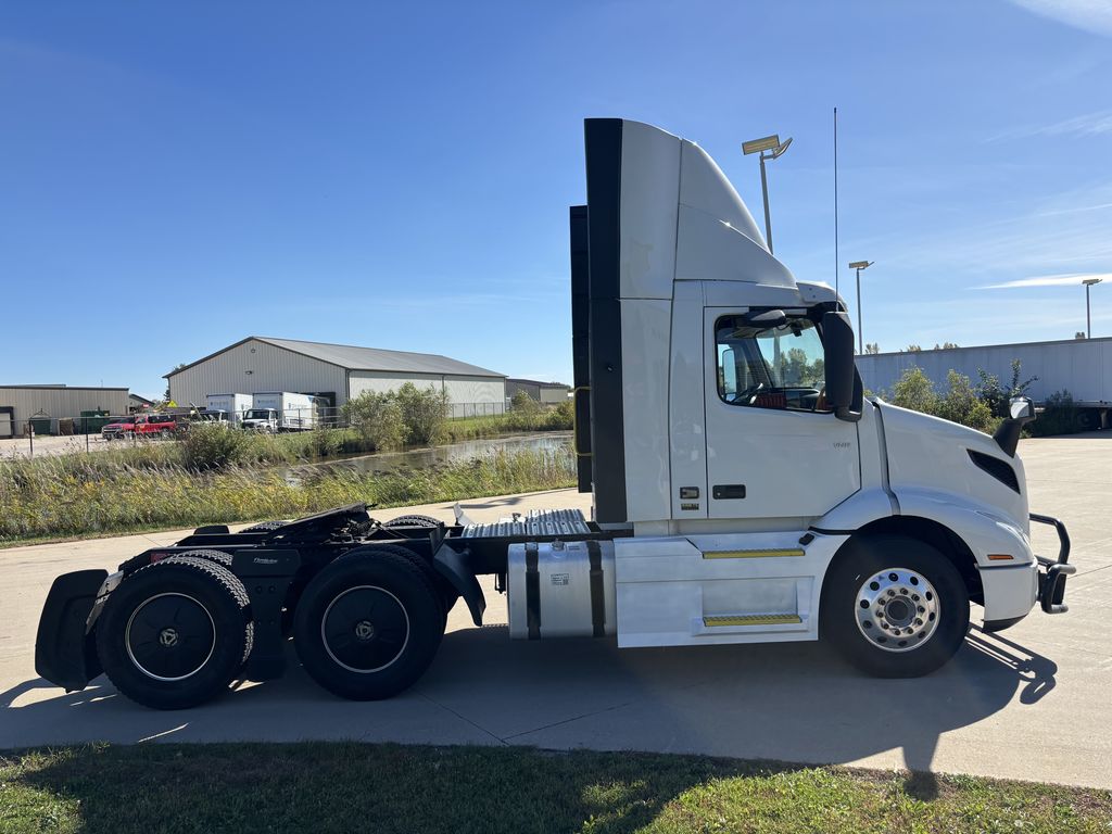 Slide images of 2023 VOLVO VNR64T300