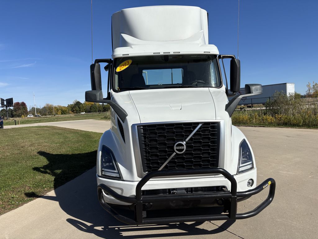 Slide images of 2023 VOLVO VNR64T300