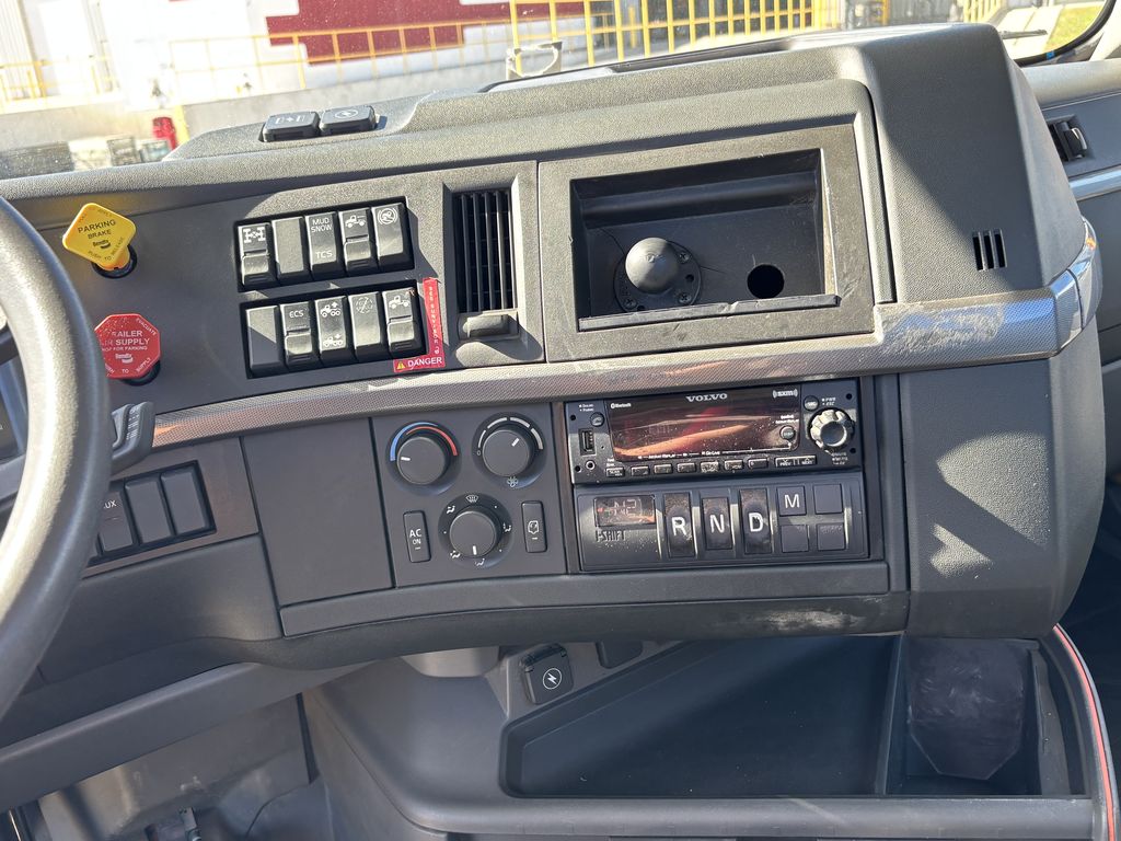 Slide images of 2023 VOLVO VNR64T300
