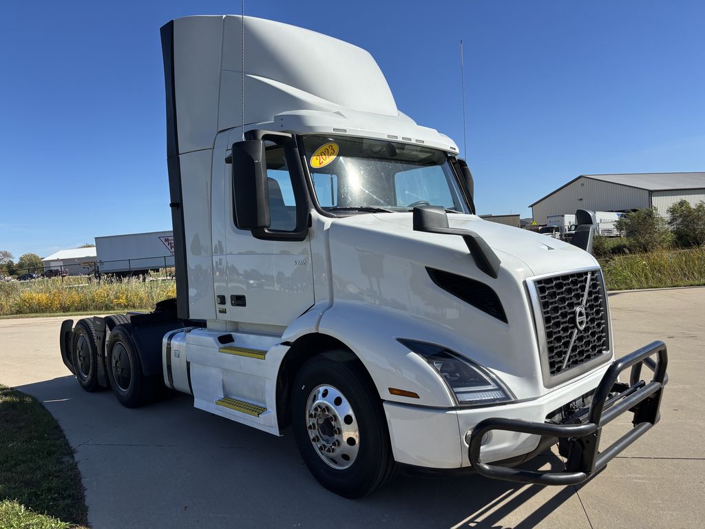 Slide images of 2023 VOLVO VNR64T300