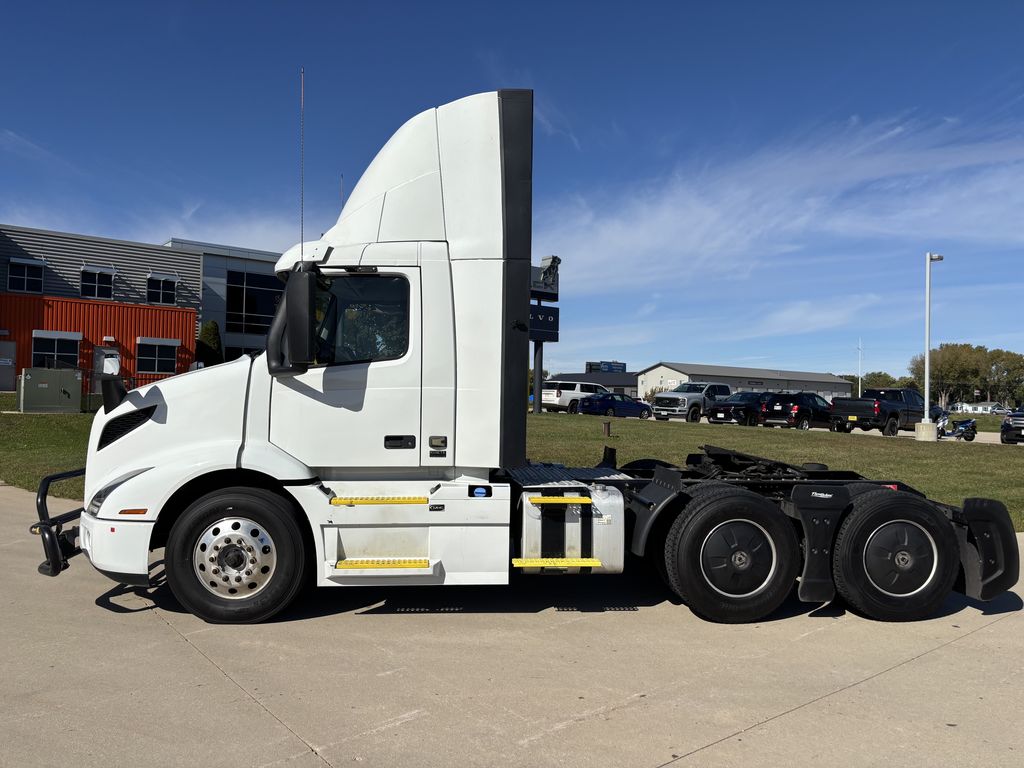 Slide images of 2023 VOLVO VNR64T300