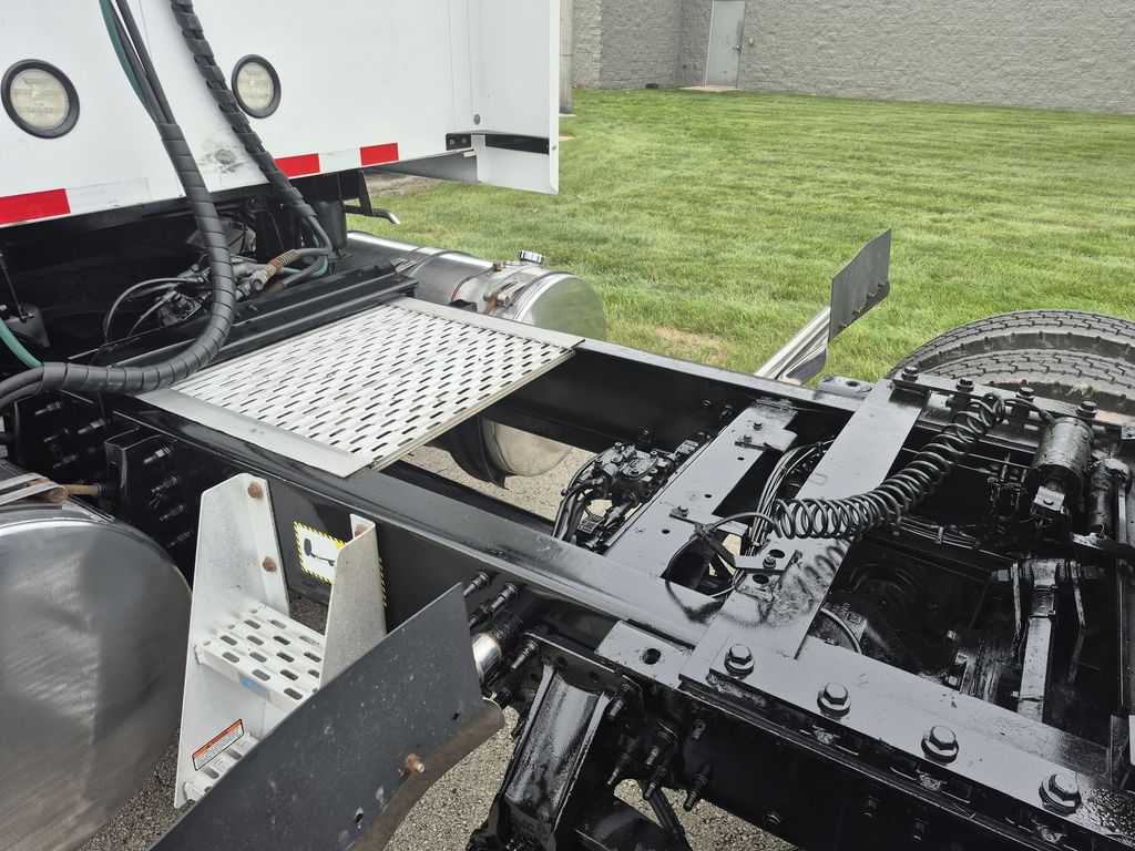 Slide images of 2021 MACK AN64T
