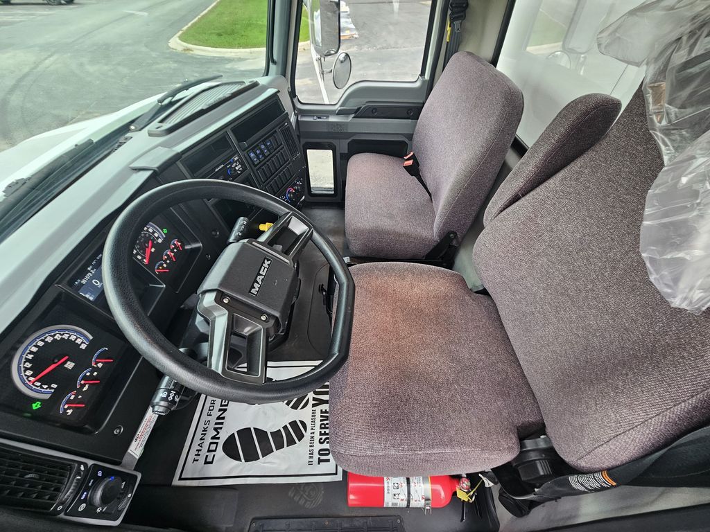 Slide images of 2021 MACK MD642