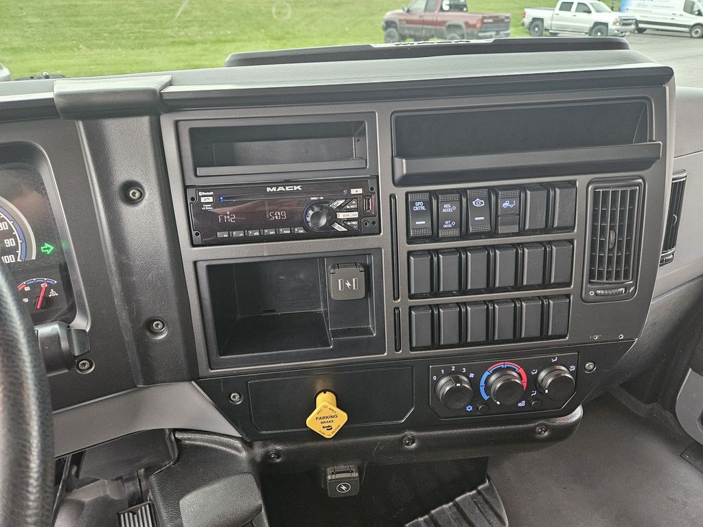 Slide images of 2021 MACK MD642