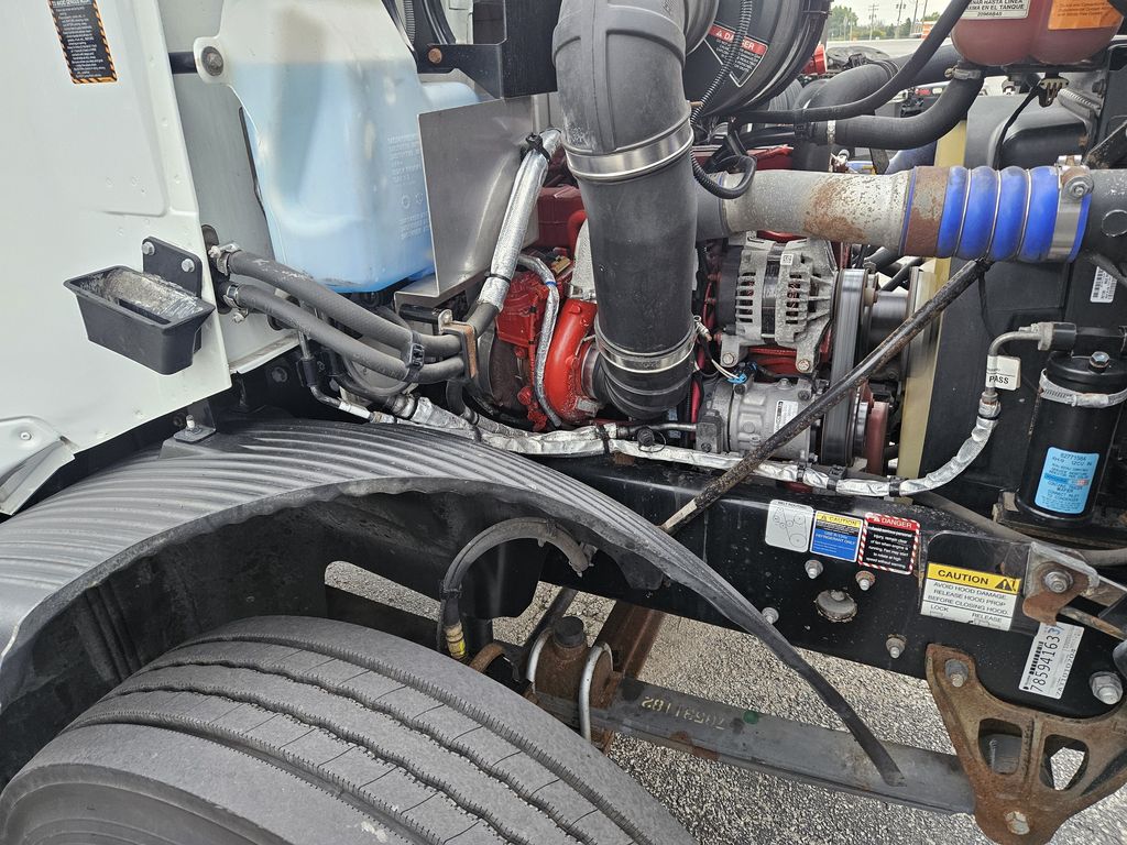 Slide images of 2021 MACK MD642