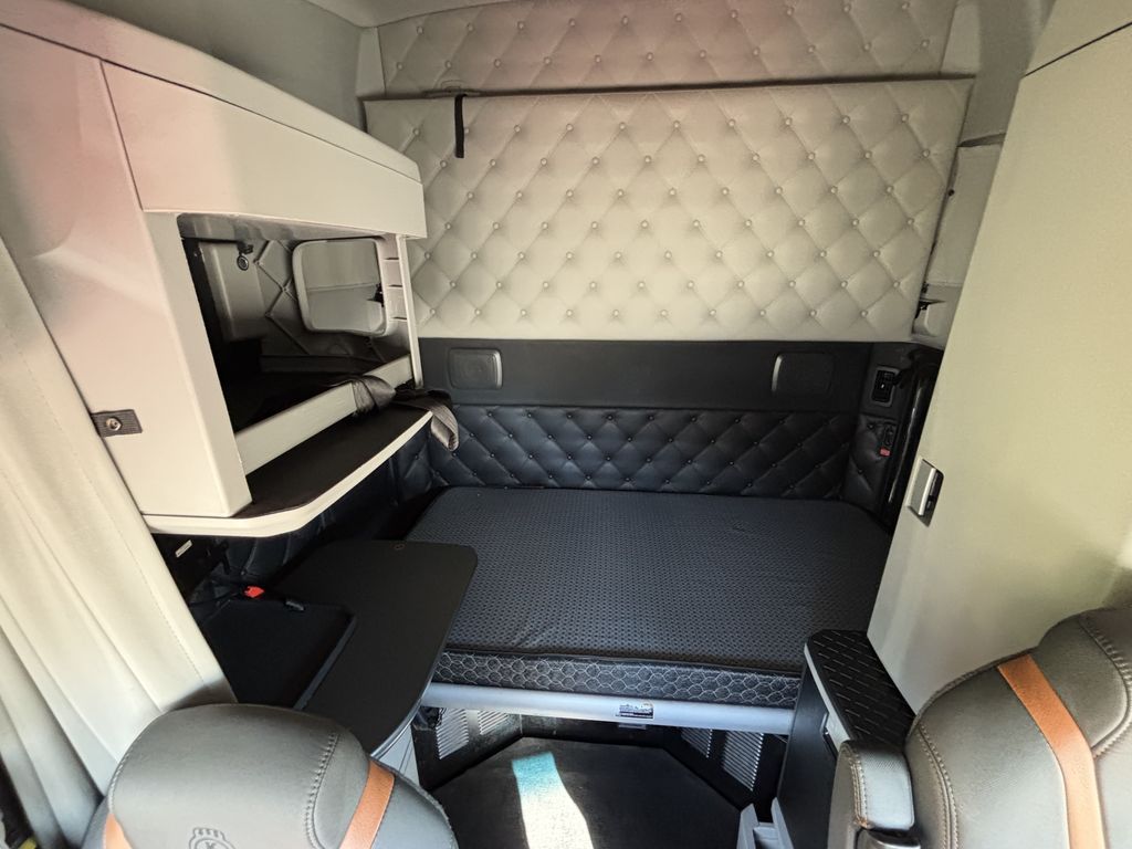 Slide images of 2024 KENWORTH T680
