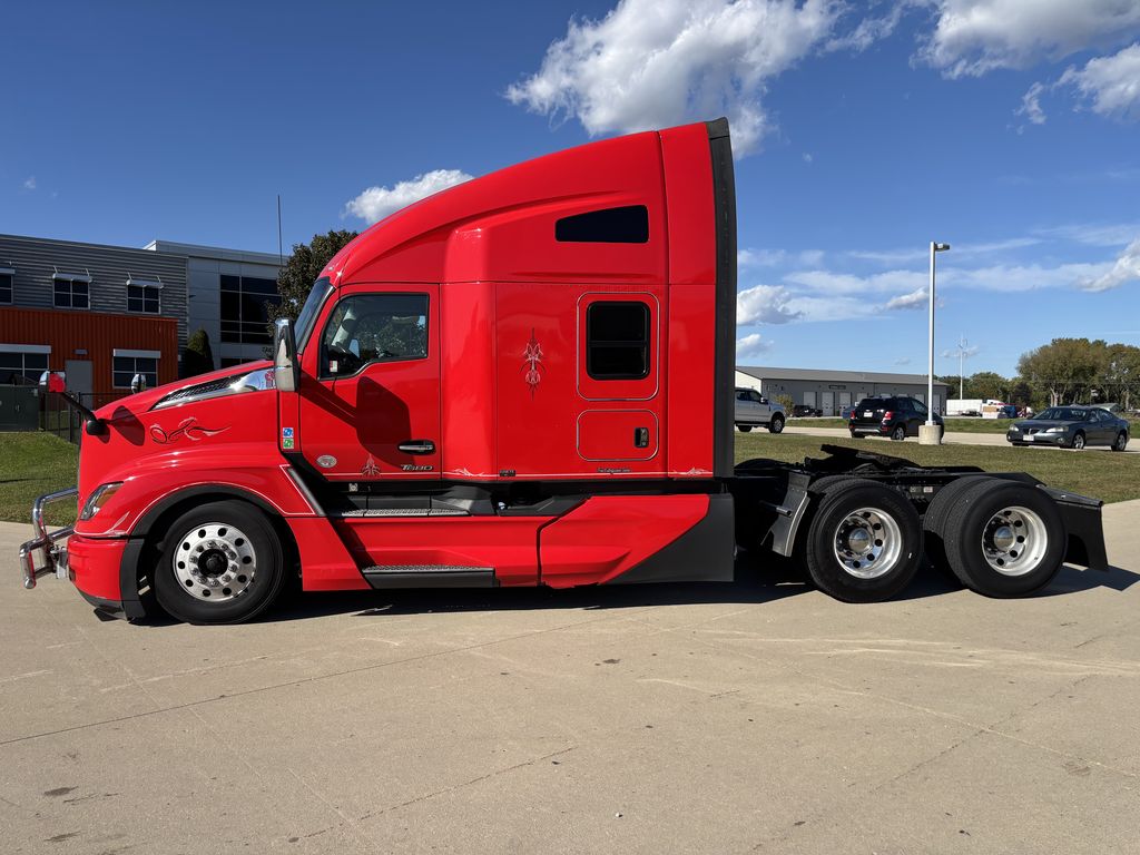 Slide images of 2024 KENWORTH T680