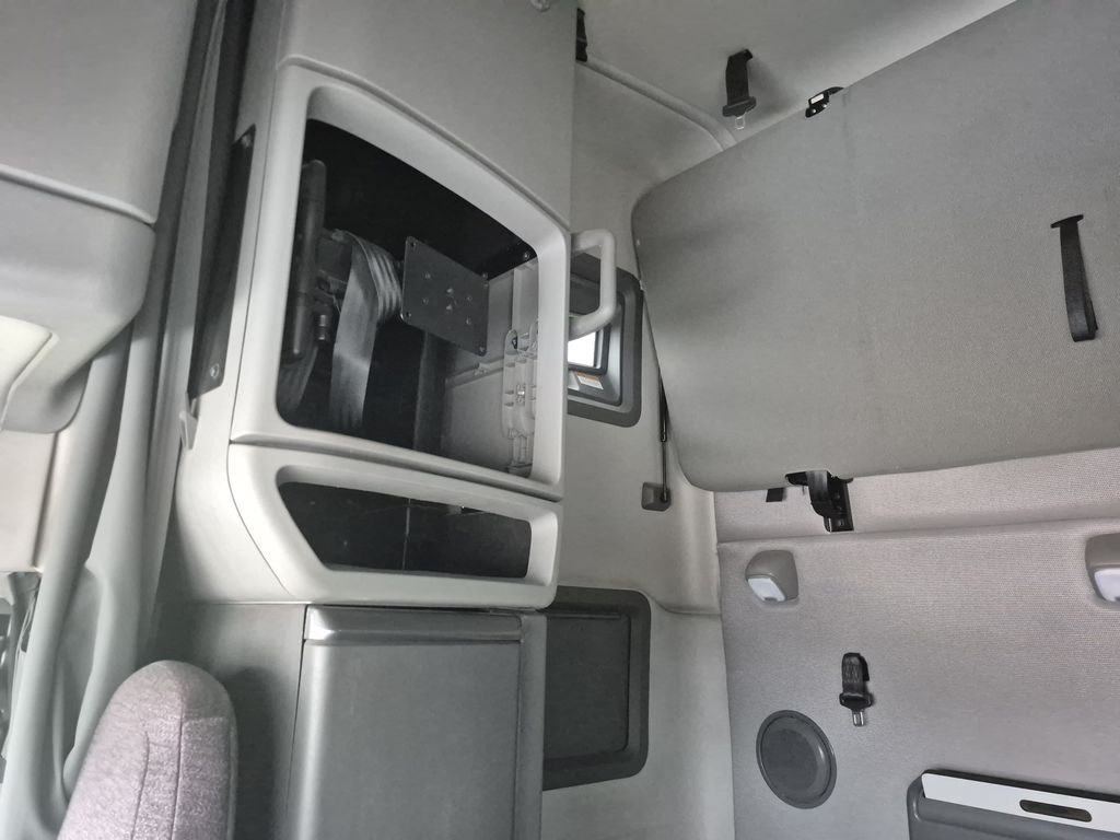 Slide images of 2020 VOLVO VNL64T760