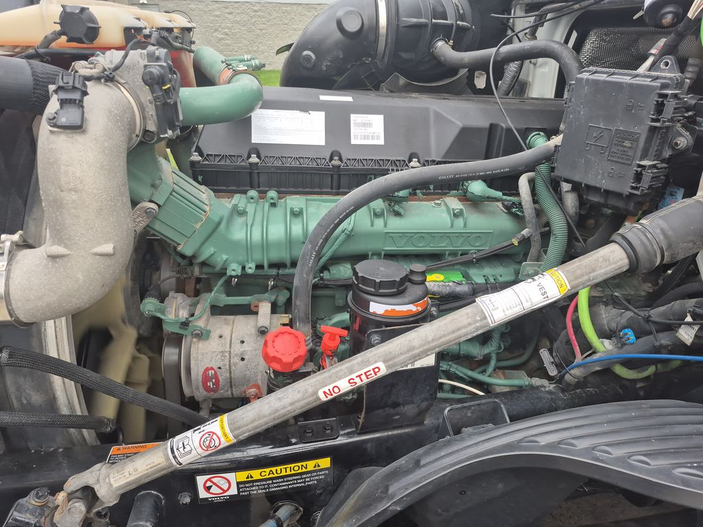 Slide images of 2020 VOLVO VNL64T760