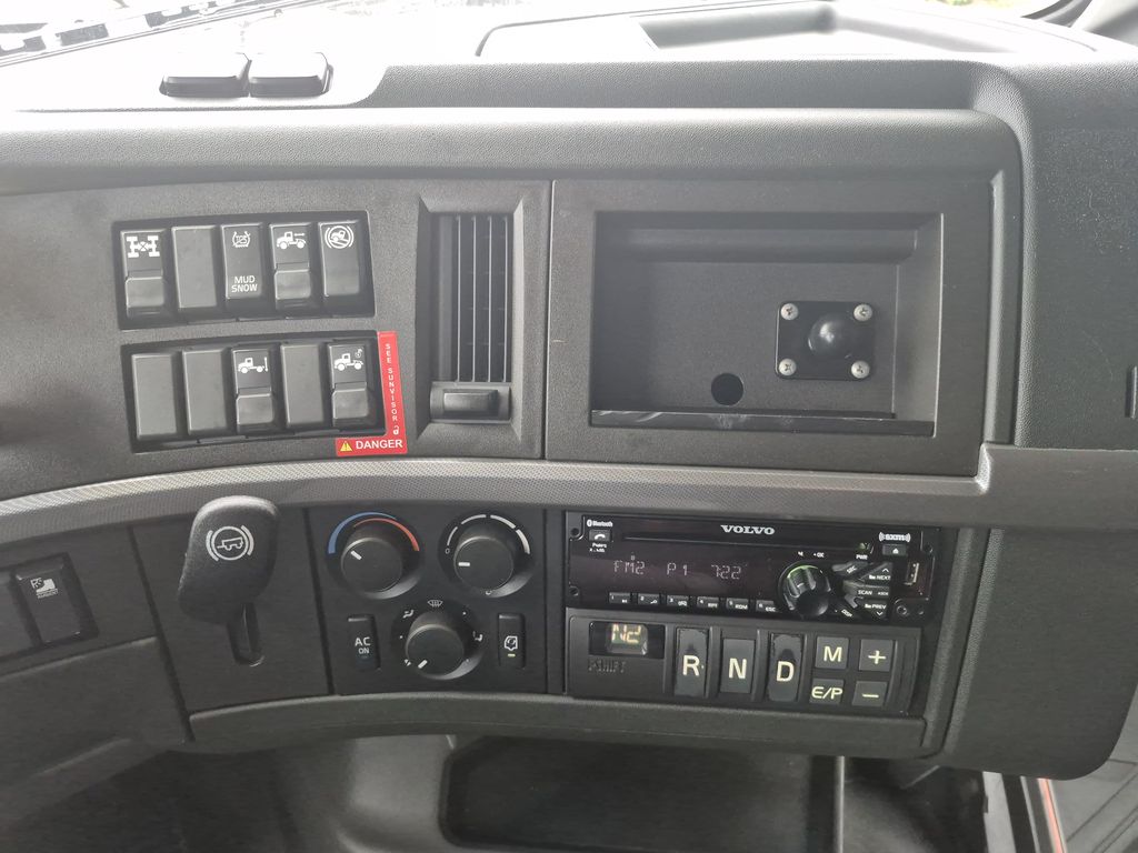 Slide images of 2020 VOLVO VNL64T760