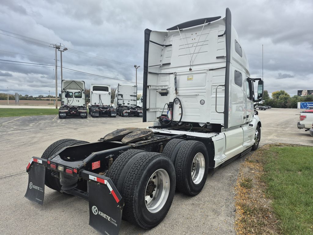 Slide images of 2020 VOLVO VNL64T760