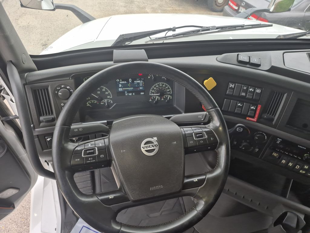 Slide images of 2020 VOLVO VNL64T760