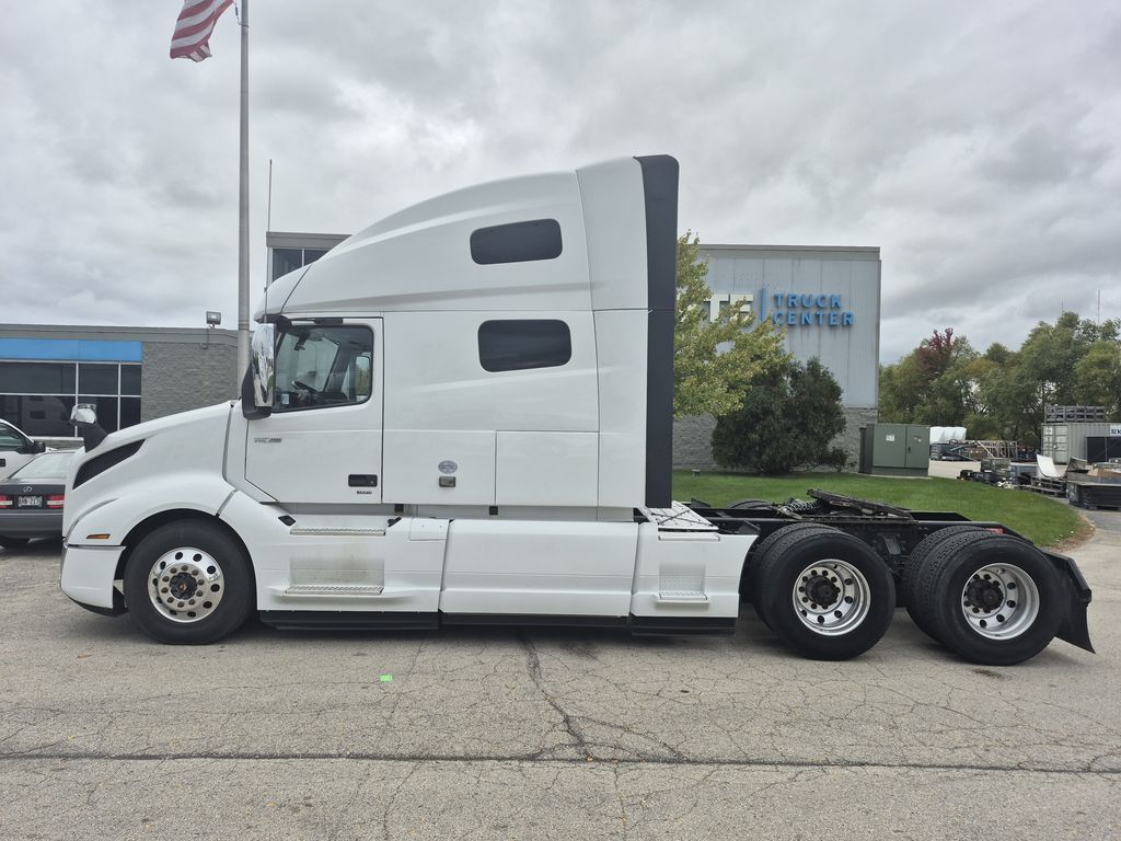 Slide images of 2020 VOLVO VNL64T760