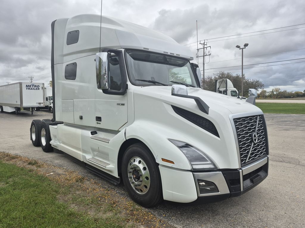 Slide images of 2020 VOLVO VNL64T760