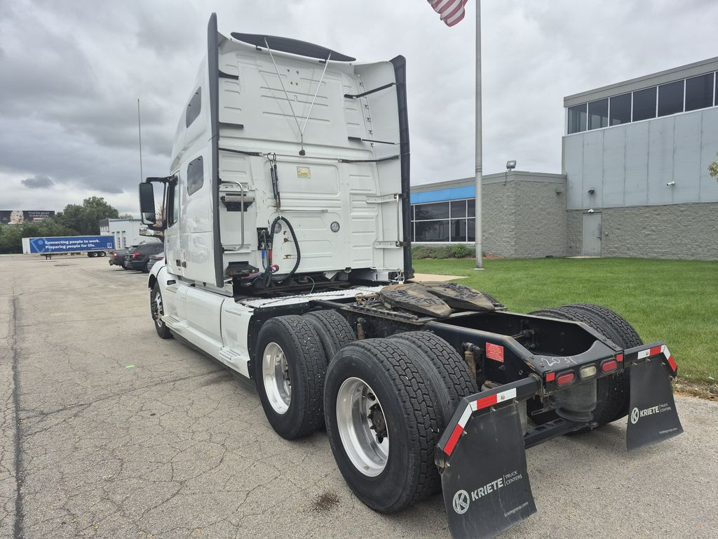 Slide images of 2020 VOLVO VNL64T760