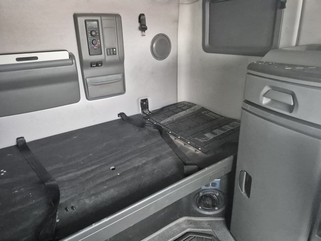 Slide images of 2020 VOLVO VNL64T760