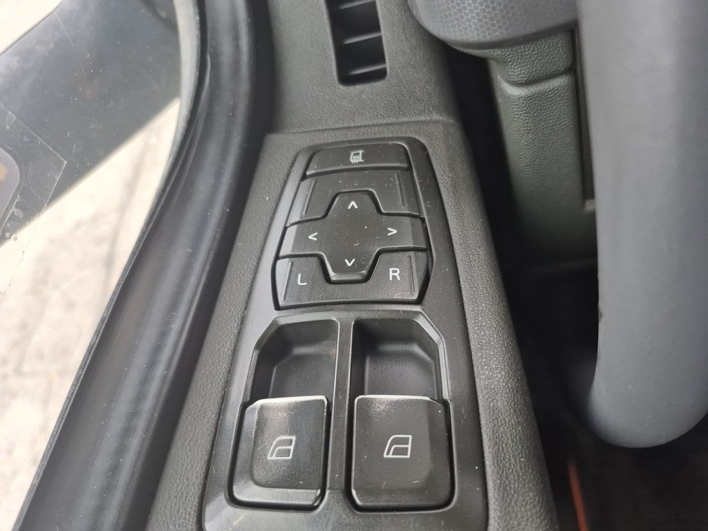 Slide images of 2020 VOLVO VNL64T760