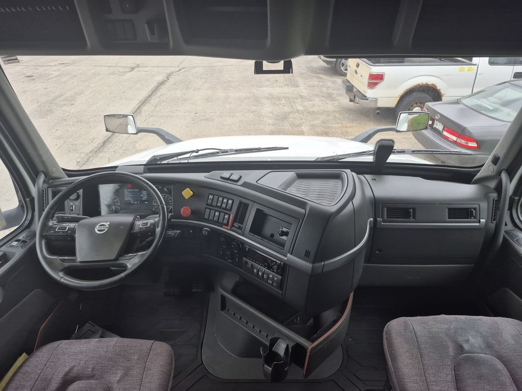 Slide images of 2020 VOLVO VNL64T760
