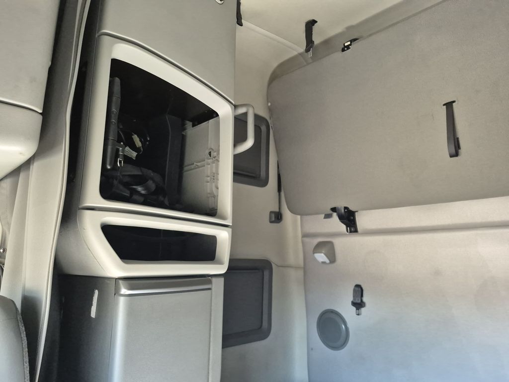 Slide images of 2024 VOLVO VNL64T760