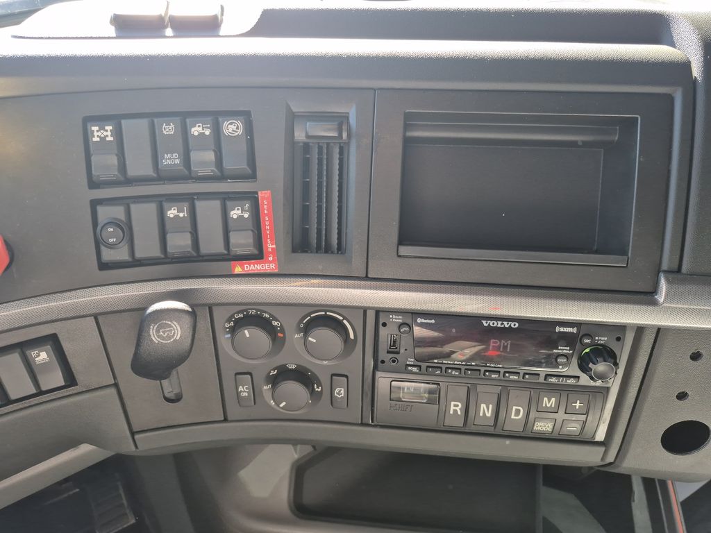 Slide images of 2024 VOLVO VNL64T760