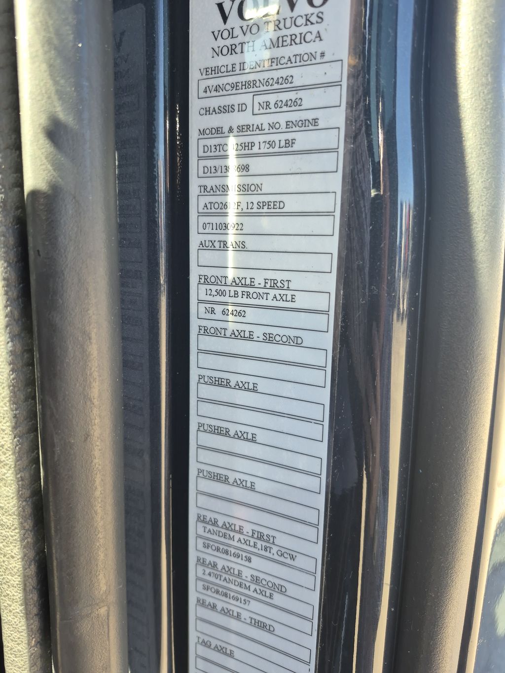 Slide images of 2024 VOLVO VNL64T760
