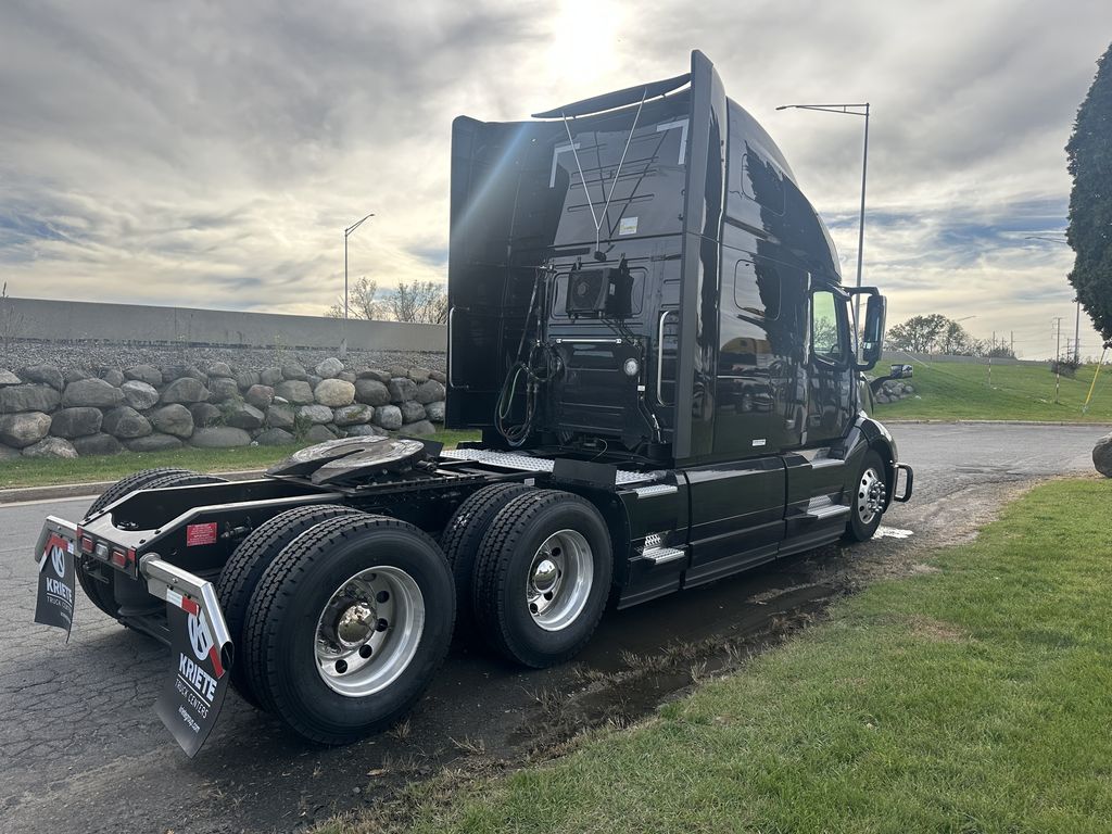 Slide images of 2024 VOLVO VNL64T760