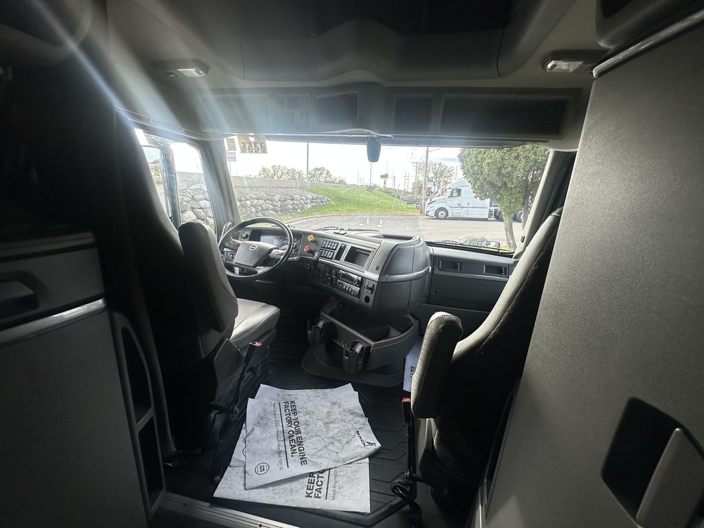 Slide images of 2024 VOLVO VNL64T760
