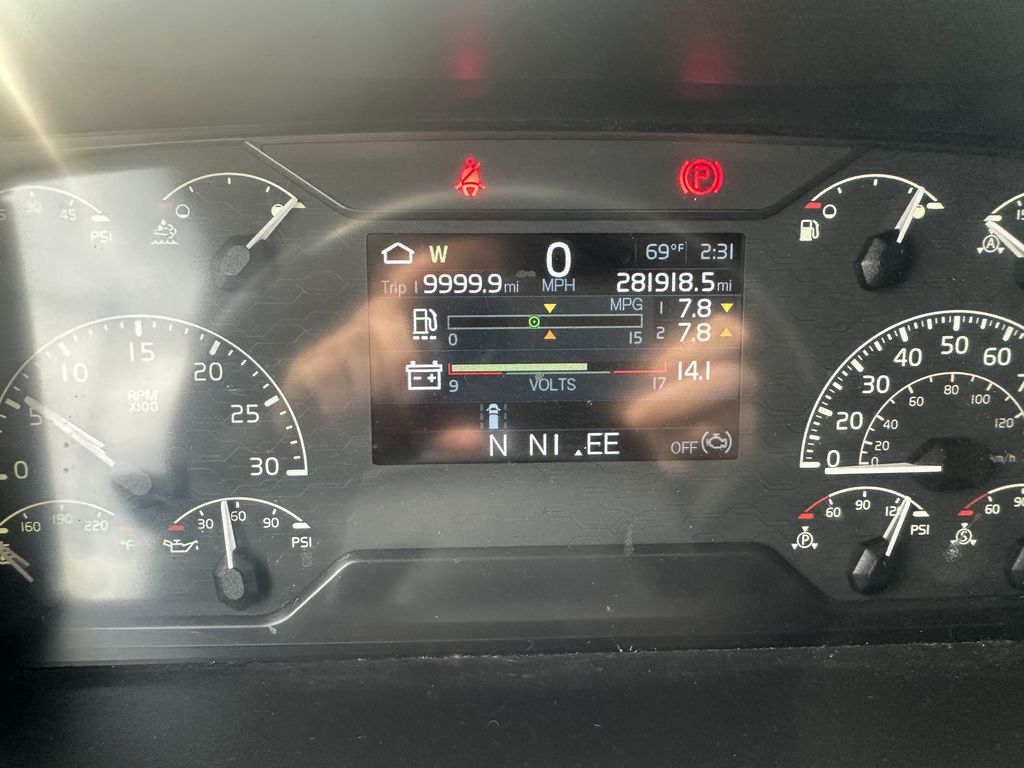 Slide images of 2024 VOLVO VNL64T760