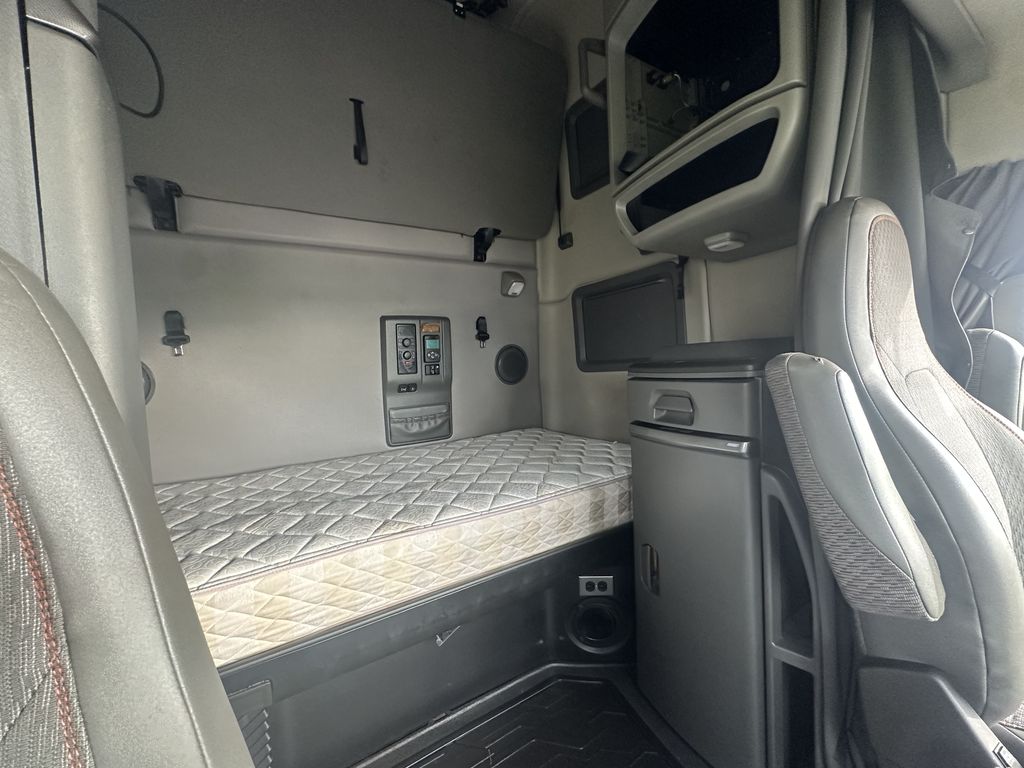 Slide images of 2024 VOLVO VNL64T760