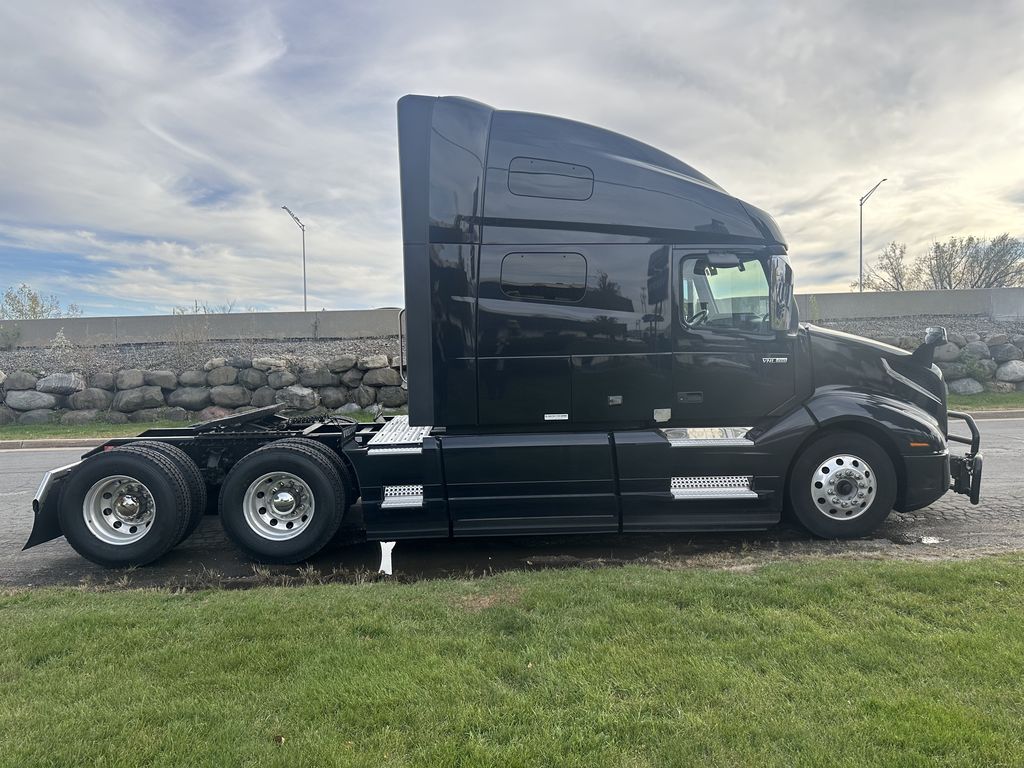 Slide images of 2024 VOLVO VNL64T760